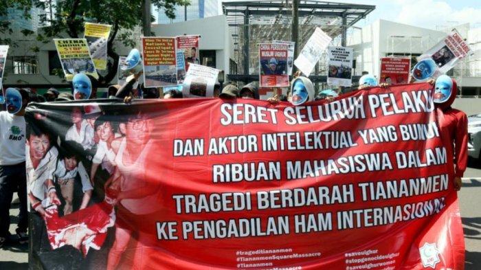 Peringati 33 Tahun Tragedi Tiananmen, Massa Mahasiswa Demo di Depan Kedubes China