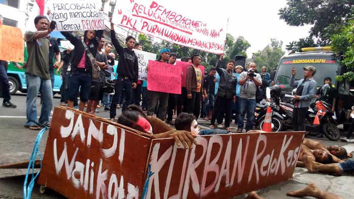 Ratusan Pedagang Kaki Lima Demo Wali Kota Bandung Ridwan Kamil