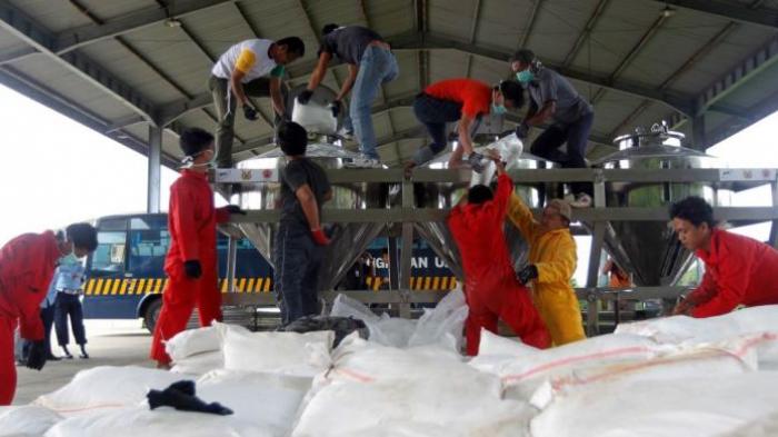2849-ton-garam-ditaburkan-untuk-hujan-buatan