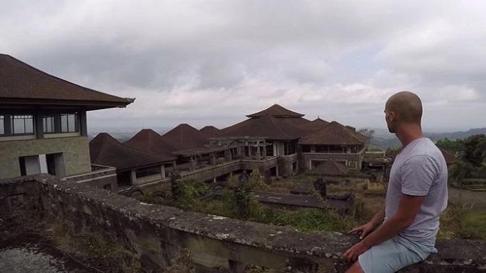 &#91;selingan&#93; Seorang Bule Tersesat di Hutan Bali dan Temukan Hotel 'Berhantu'
