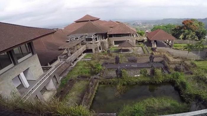 &#91;selingan&#93; Seorang Bule Tersesat di Hutan Bali dan Temukan Hotel 'Berhantu'