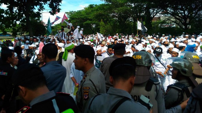 Dua Kelompok Massa Kawal Pemeriksaan Habib Rizieq di Polda Jabar
