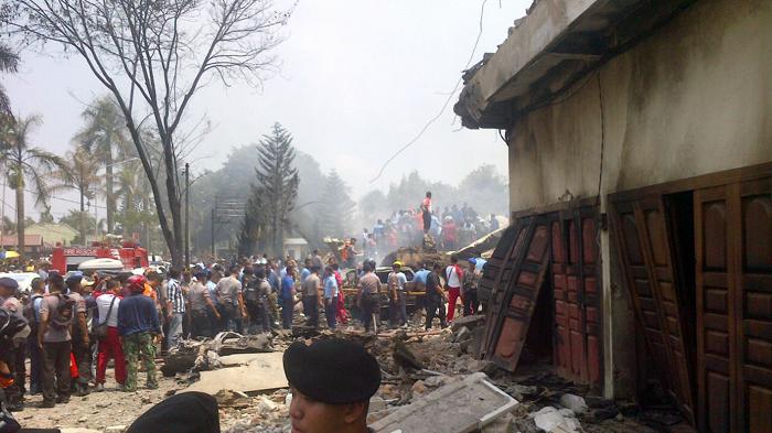 Foto-foto Penampakan Pesawat Hercules yang Jatuh di Medan 