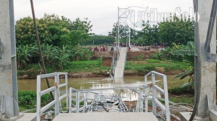 Jembatan Senilai Rp10,8 Miliar untuk Menyebrangi Sungai Bengawan Solo Ambruk