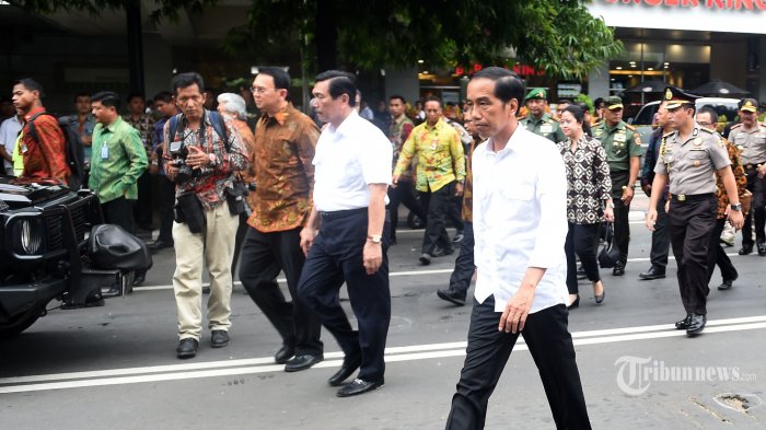 BERITA FOTO: Presiden Jokowi Berjalan Enteng di Lokasi Bom Sarinah