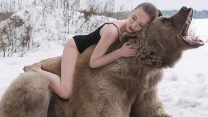 &#91;Mulustrasi&#93; Model Seksi Berbikini Ini Memeluk Beruang 