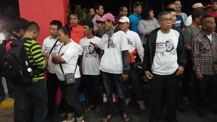 Pendukung Risma Teriak-teriak di Depan Markas PDIP Saat Ahok Diumumkan Jadi Cagub DKI