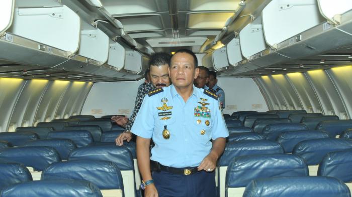 Lion Hibahkan Satu Unit Pesawat Boeing 737-400 kepada TNI AU