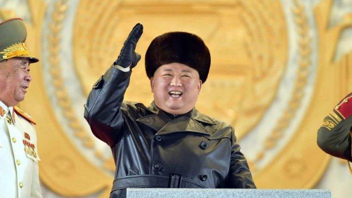 senyum-lebar-kim-jong-un-saat-pamerkan-senjata