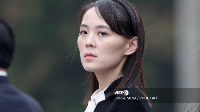 Senyum Lebar Kim Jong Un Saat Pamerkan Senjata..