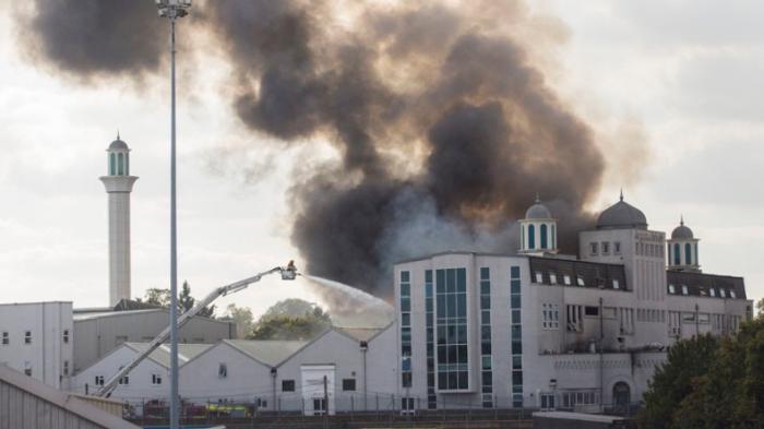 Masjid di London Terbakar, Dua Remaja Ditangkap