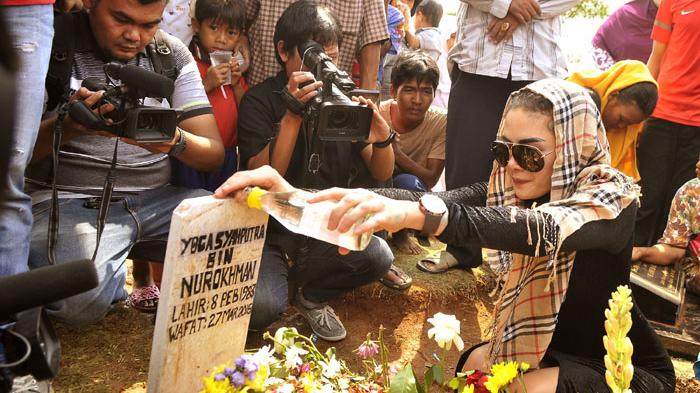 Tukang Gali Kubur Alami Kejadian Pertama Sulitnya Uruk Tanah Makam Olga