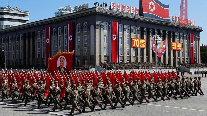 Senyum Lebar Kim Jong Un Saat Pamerkan Senjata..
