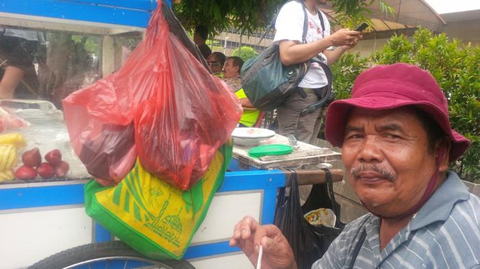 Pedagang di Sarinah Ini Lebih Takut Satpol PP Ketimbang Bom