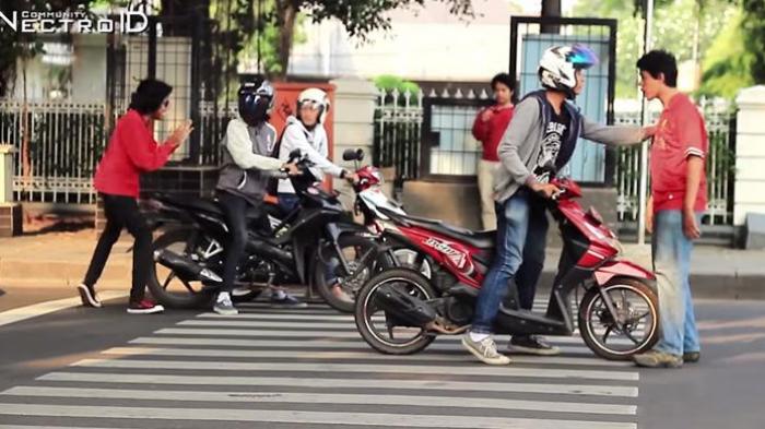 Heboh Video Pejalan Kaki Mengusir dan Menendang Pesepeda Motor di Zebra Cross