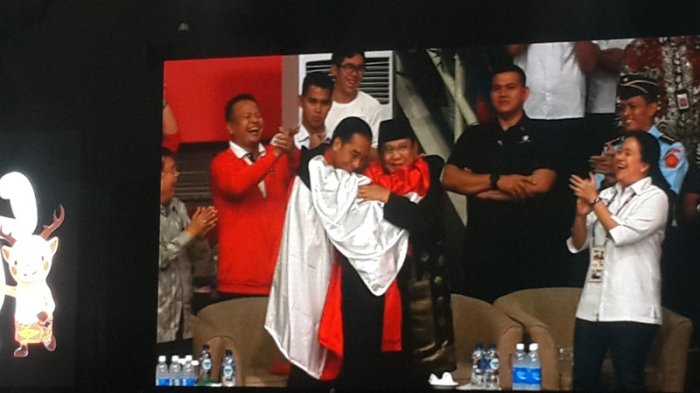 Saat Jokowi-Prabowo Berpelukan hingga Selfie Bareng Atlet Perebut Medali Emas