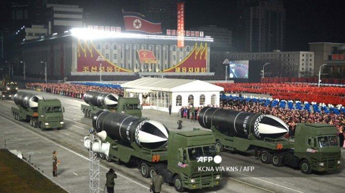 Senyum Lebar Kim Jong Un Saat Pamerkan Senjata..