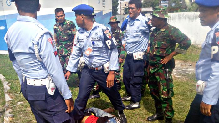 Anggota TNI AU Pukul Warga di Hadapan Komandan Lanud