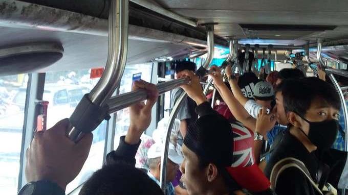 Hal-hal Tidak Menyenangkan Saat Menjadi Penumpang Berdiri di Bus Kota