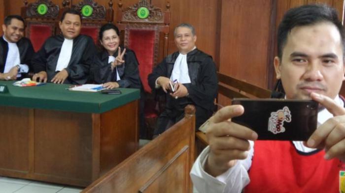 saipul-jamil-ceria-di-ruang-sidang-sambil-sibuk-selfie