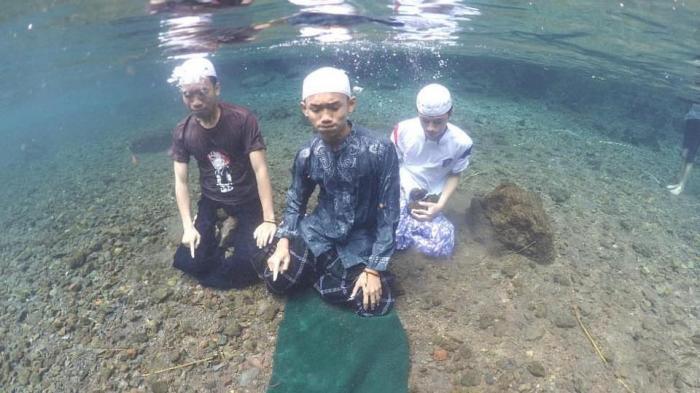 Foto Tiga Pria yang Salat di Dalam Air Bikin Geram Netizen