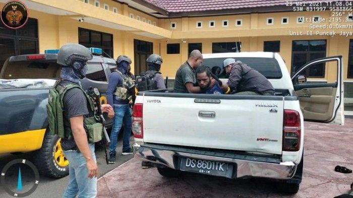 satgas-nemangkawi-kkb-tembak-masyarakat-sipil-dengan-dalih-mata-mata-tni-polri