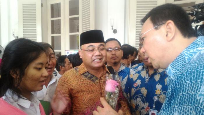 &#91;Terharu&#93; Setangkai Bunga Dari Dewi Untuk Ahok