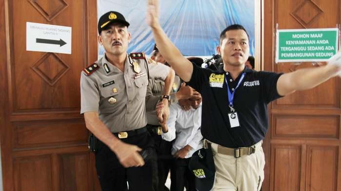 Pembunuh Enno Menangis di Pelukan Guru