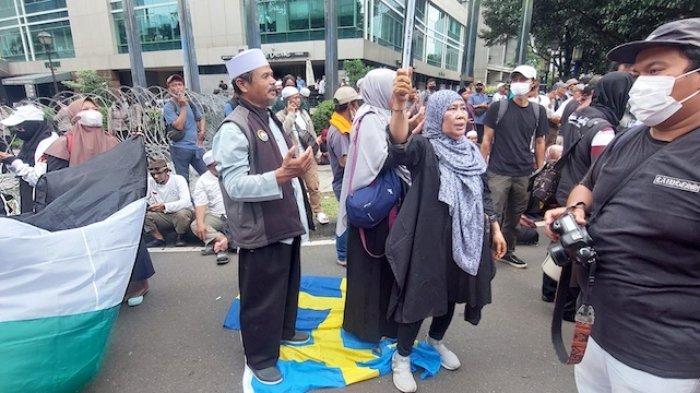 Unjuk Rasa di Kedubes Swedia, Peserta PA 212 Injak Bendera Swedia 