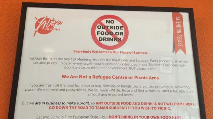 Resto Pasang Papan Pengumuman Bernada Rasis 