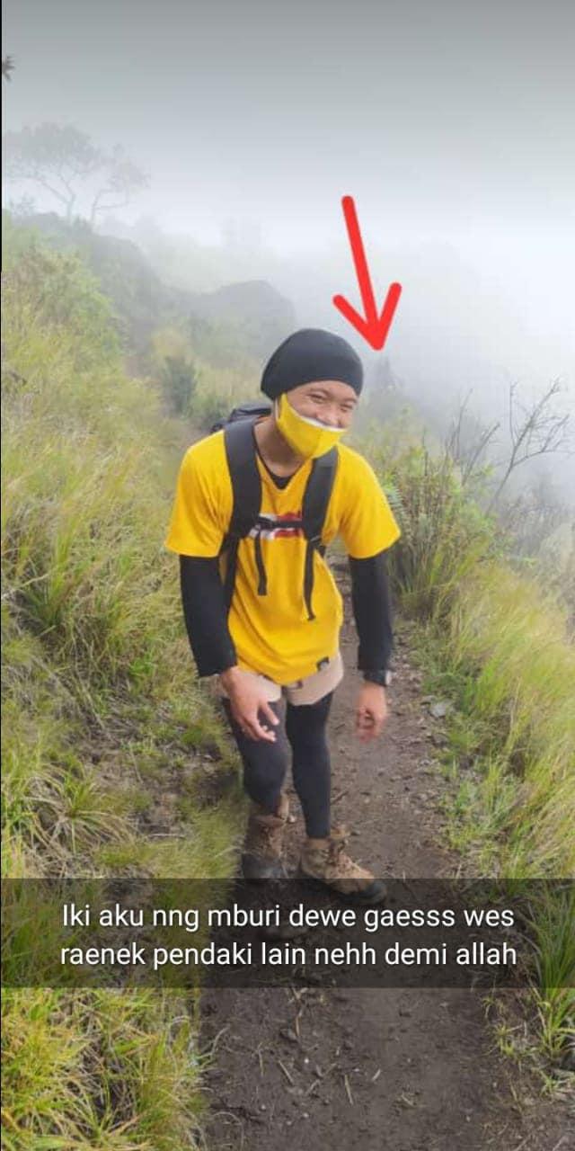 VIRAL Merasa Ada Penampakan di Fotonya saat Mendaki, Ternyata Pendaki Lain