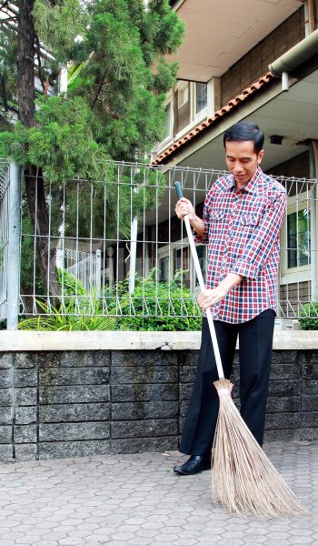 Pengamat: Presiden Jokowi Berikan Contoh Buruk