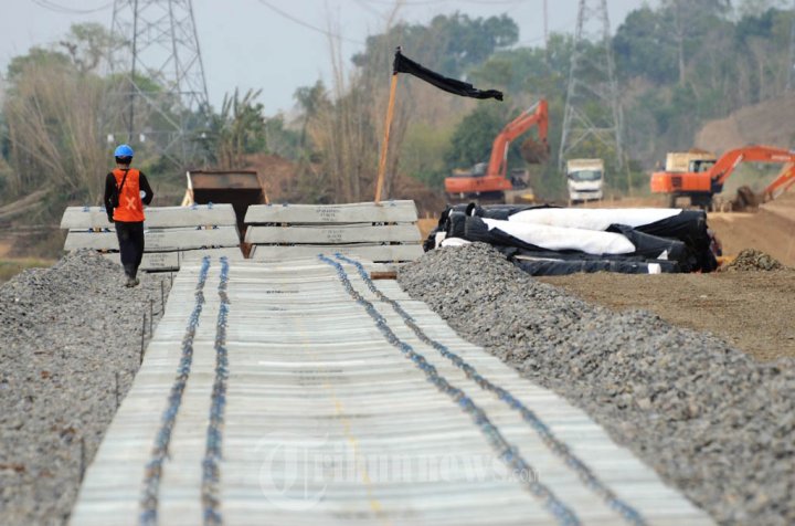 Rel Kereta Api Sulawesi Dipasang Hari Jumat