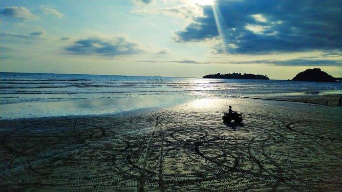 satu-tempat-dua-nuansa-ngabuburit-sambil-menikmati-sunset-di-pantai-air-manis-padang