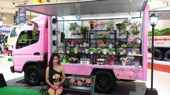 Perempuan Cantik di Food Truck Mitsubishi