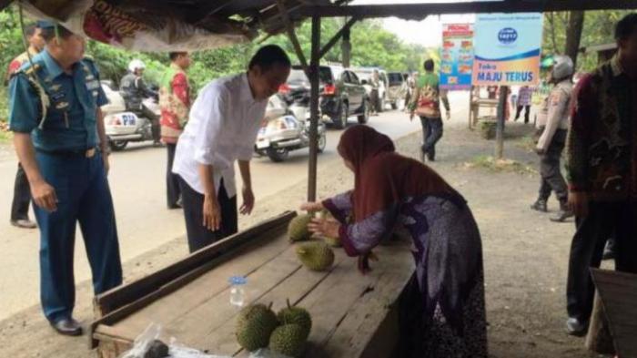 mahal-amat-bu-ibu-ibu-jual-durian-rp-200000-jokowi-ogah-bayar-segitu