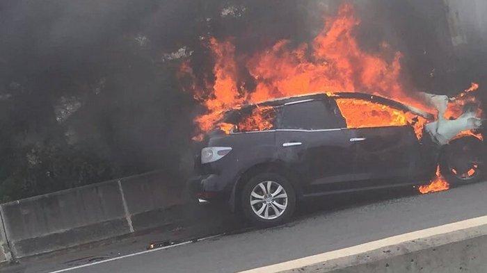 Tabrak Kontainer, Mazda CX7 Hangus Terbakar di Tol Cakung