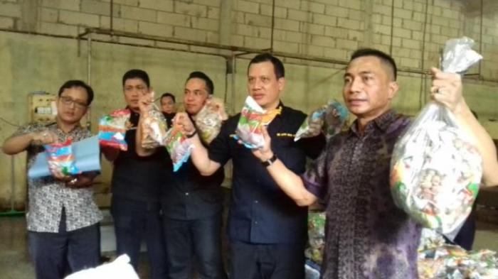 Bau amis menyengat tercium saat gerebek pabrik bakso tawas