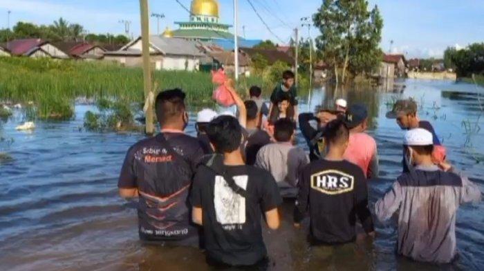 Meski Tanpa Atribut, Personil FPI Terdepan Bantu Korban Banjir di Kalsel