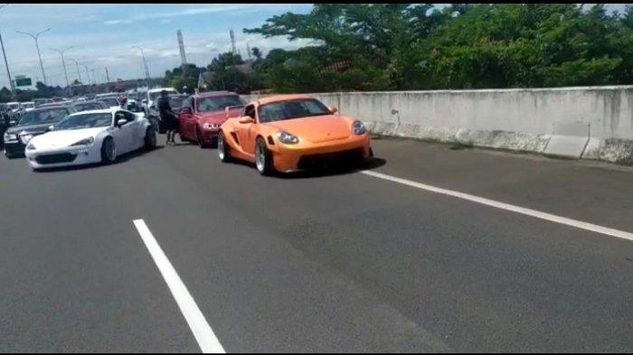 Swafoto Bikin Ganggu Lalu Lintas di Jalan Tol, Belasan Pemilik Mobil Mewah Ditegur