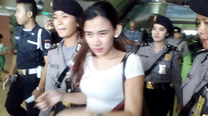 Lima Cewek SEKSI Ini Dikerangkeng, Ada Apa?