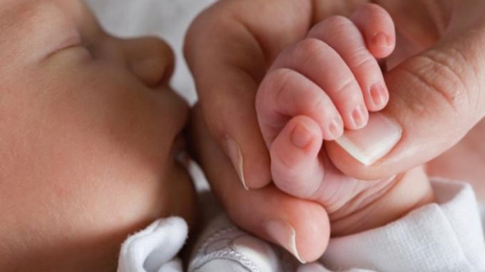 Manfaat Kesehatan Bersendawa untuk Bayi Baru Lahir setelah Minum Susu