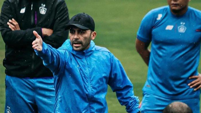 Arema FC Resmi Datangkan Pelatih Anyar Javier Rova