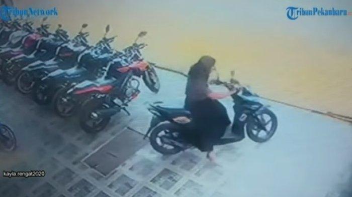 wanita-di-inhu-nekat-curi-motor-di-dealer-pelaku-ternyata-odgj-ini-kata-polisi