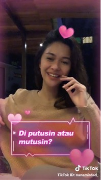 5 Emak Seleb Seksi ini keranjingan bikin video