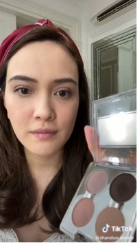 5 Emak Seleb Seksi ini keranjingan bikin video
