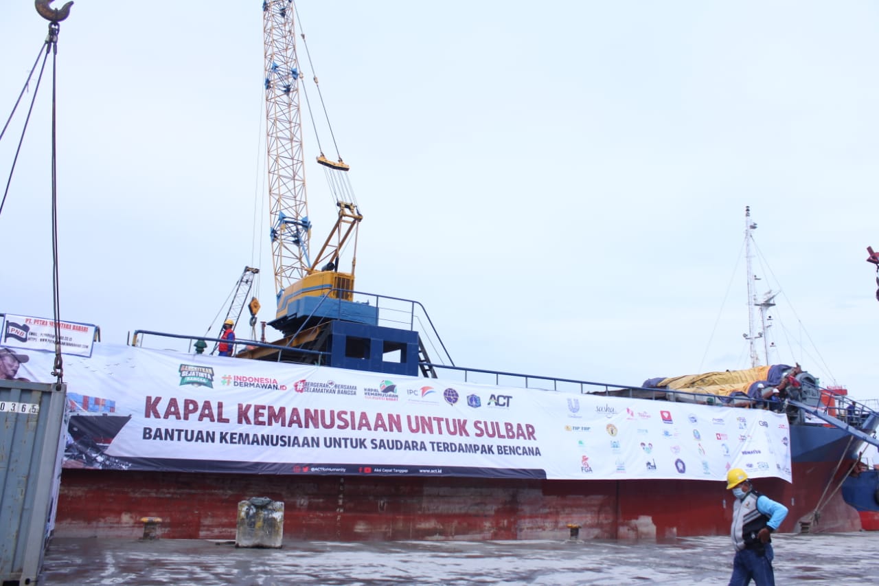 kapal-kemanusiaan-layarkan-ribuan-ton-bantuan-ke-sulawesi-barat