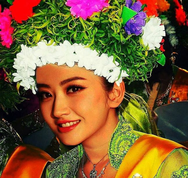 Editan pesohor dunia pakai baju adat ini bikin kamu nggak nyangka