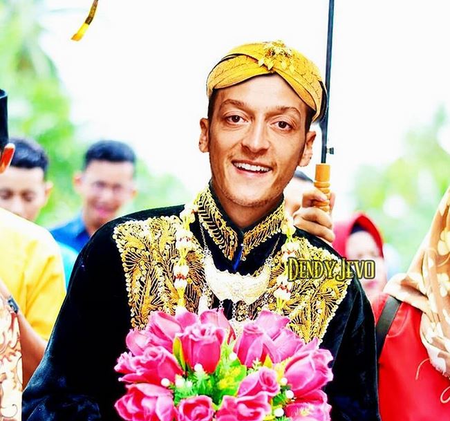 Editan pesohor dunia pakai baju adat ini bikin kamu nggak nyangka
