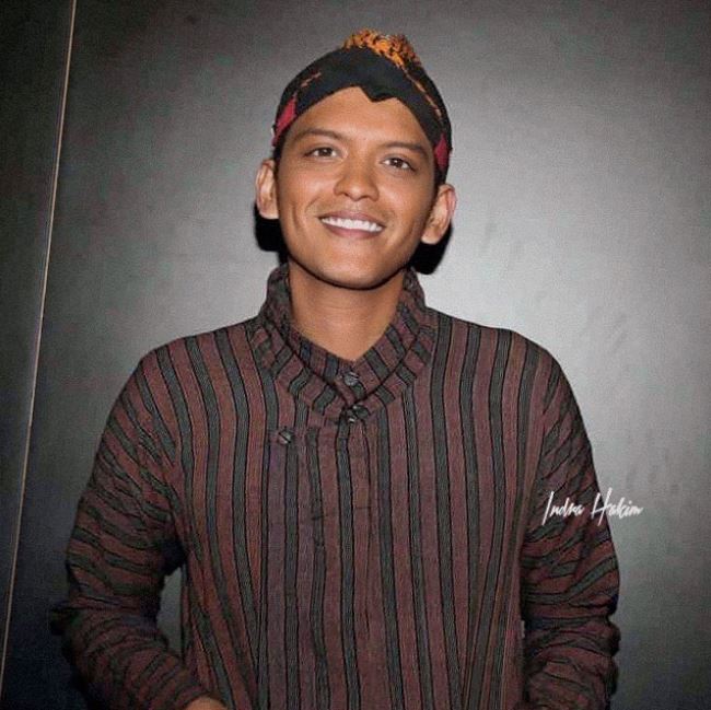 Editan pesohor dunia pakai baju adat ini bikin kamu nggak nyangka